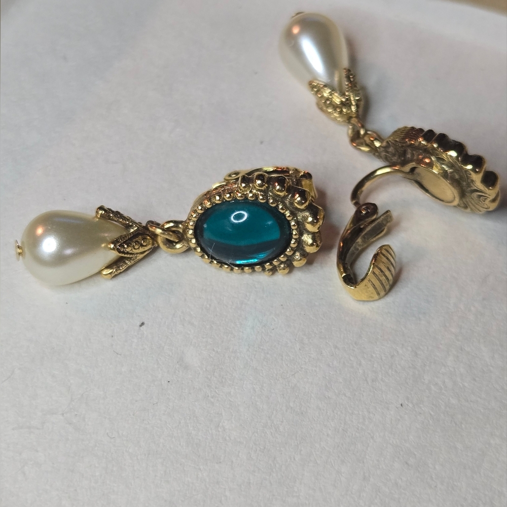 EUC Vintage Gold Tone Teal Blue Cabochon Faux Pearl Clip On Earrings - Picture 4 of 5